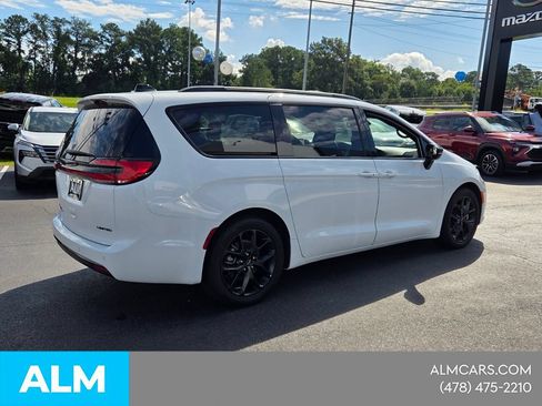 Used 2025 Chrysler Pacifica Limited FWD image 16