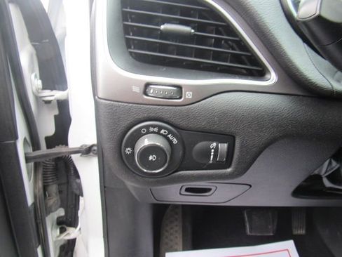 Used 2019 Jeep Cherokee Latitude w/ Popular Appearance Group image 11