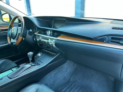 Used 2013 Lexus ES 300h w/ Luxury Pkg FWD image 14