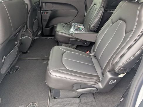 New 2027 Chrysler Pacifica Select FWD image 23