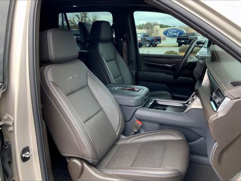 Used 2024 GMC Yukon Denali w/ Advanced Technology Package image 9