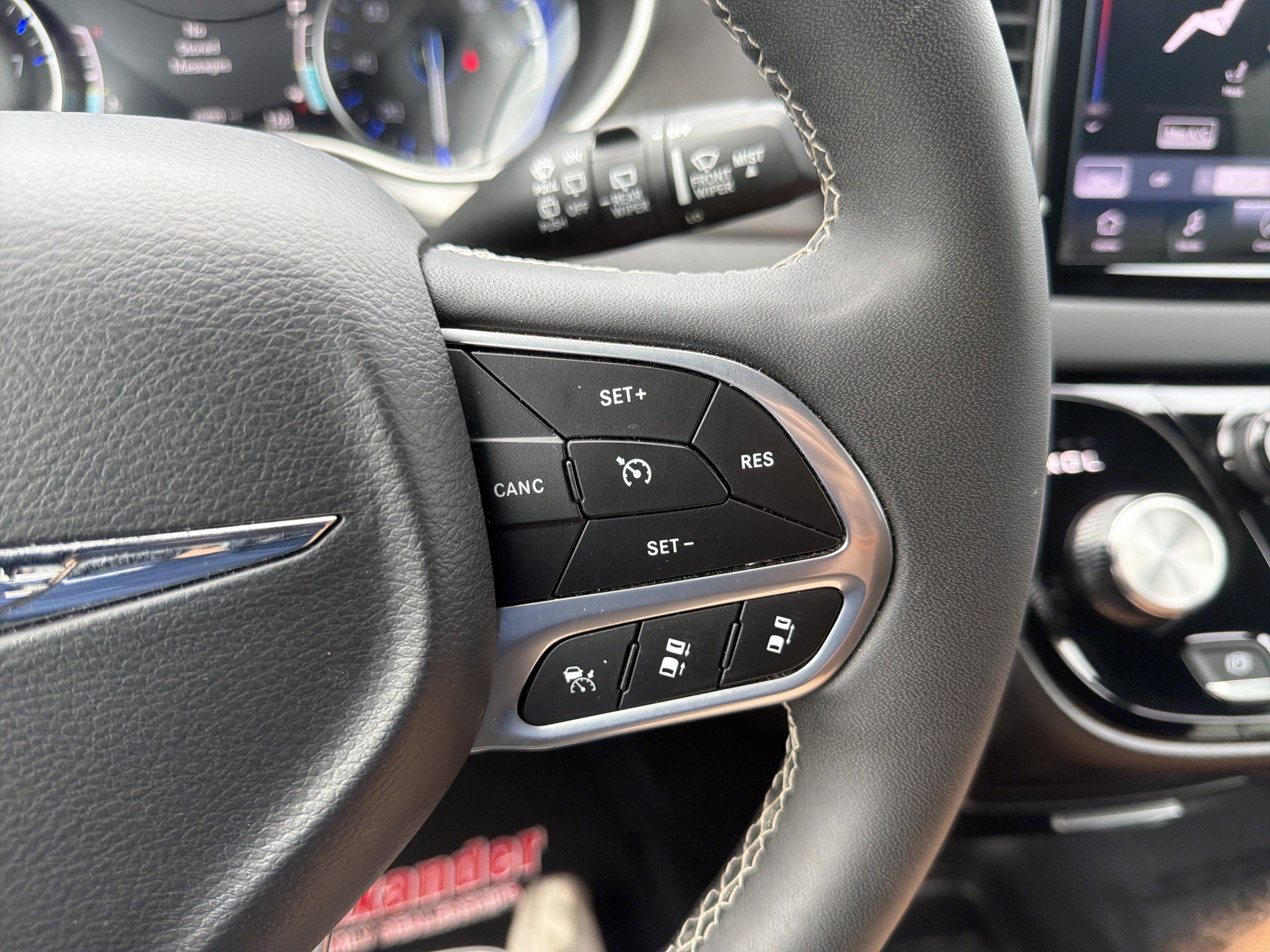 Used 2025 Chrysler Pacifica Select FWD image 20