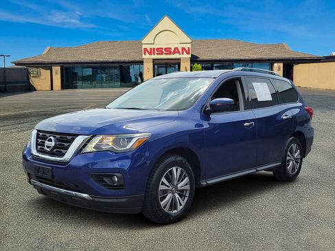 Used 2020 Nissan Pathfinder SV image 2