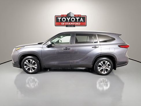 Used 2023 Toyota Highlander XLE AWD/4WD image 4