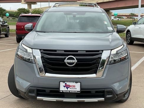 Used 2024 Nissan Pathfinder Platinum image 3