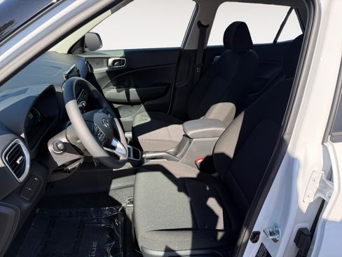 Certified 2025 Hyundai Venue SE FWD image 10