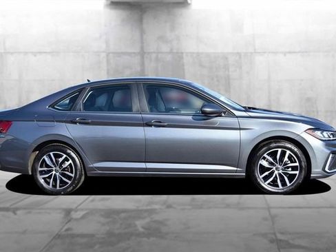 Certified 2025 Volkswagen Jetta SE w/ Sunroof Package image 5