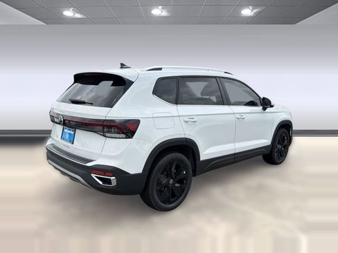New 2026 Volkswagen Taos SE FWD image 9