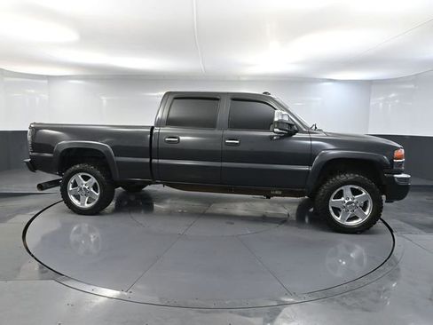 Used 2004 GMC Sierra 2500 SLT w/ Heavy-Duty Power Package image 3