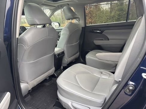 Used 2022 Toyota Highlander XLE image 13