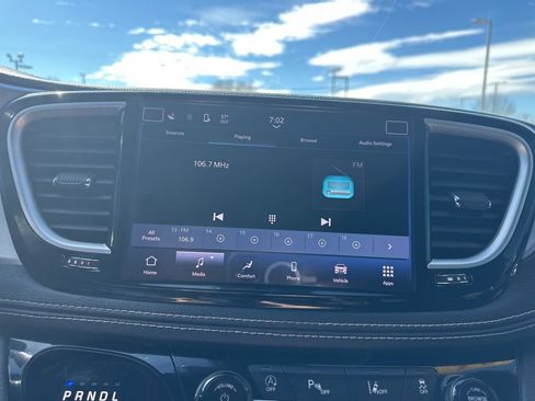 Used 2021 Chrysler Pacifica Touring w/ S Appearance Package FWD image 3