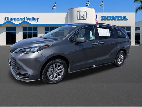 Used 2025 Toyota Sienna XLE FWD image 3