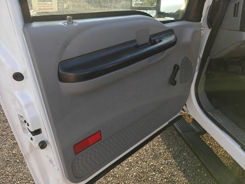 Used 2005 Ford F350 XL image 25