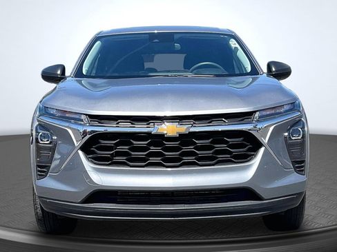 Used 2025 Chevrolet Trax LS FWD image 3