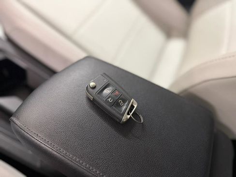 Used 2018 Volkswagen Tiguan SE w/ Panoramic Sunroof Package image 35