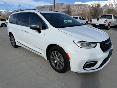 Used 2023 Chrysler Pacifica Pinnacle image 1