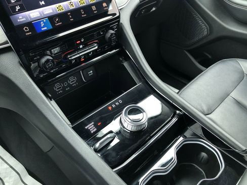 Used 2023 Jeep Grand Cherokee Limited w/ Black Appearance Package image 19