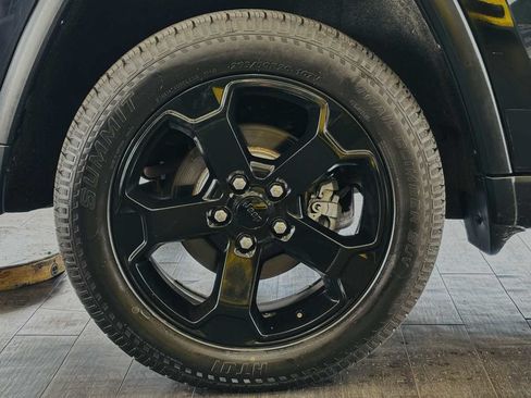 Used 2019 Jeep Grand Cherokee Laredo AWD/4WD image 26