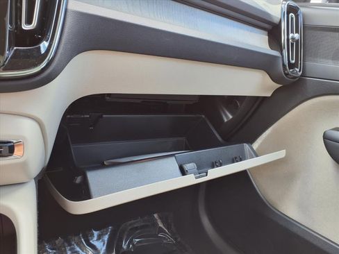 Certified 2024 Volvo XC40 B5 Plus image 29