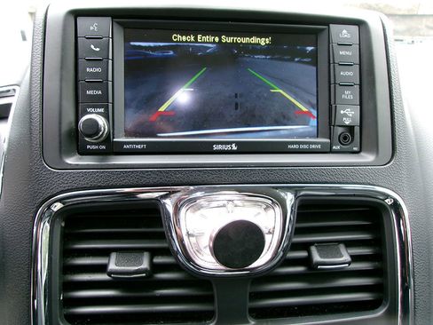 Used 2015 Chrysler Town & Country Touring-L w/ Driver Convenience Group image 19