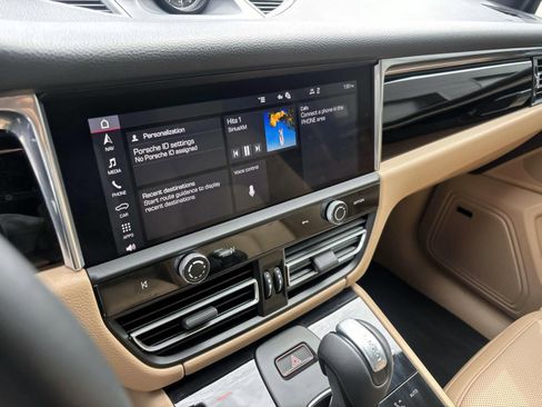 Used 2025 Porsche Macan image 31