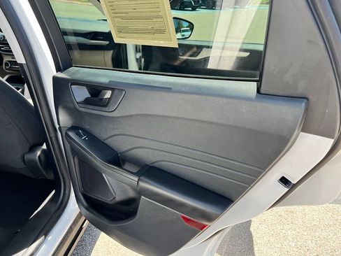 Used 2022 Ford Escape SE w/ Convenience Package FWD image 11