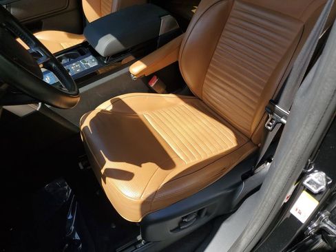 Used 2019 Land Rover Discovery HSE image 24