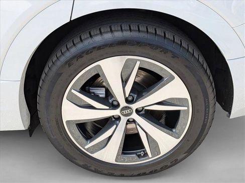 Used 2024 Audi Q8 e-tron Prestige image 25