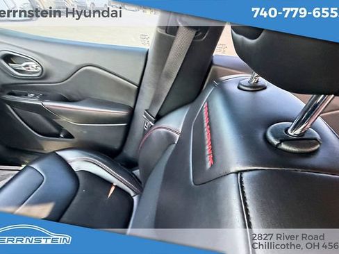 Used 2019 Jeep Cherokee Trailhawk AWD/4WD image 11