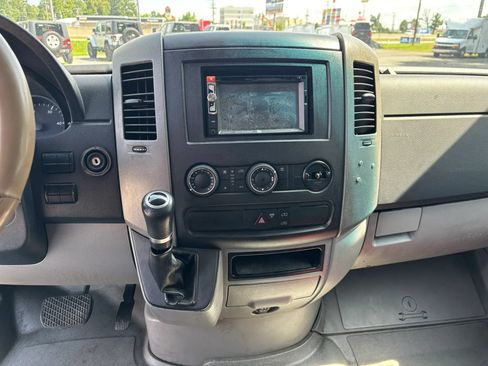Used 2014 Freightliner Sprinter 2500 RWD image 14
