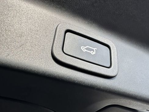 Used 2018 Jaguar F-PACE Portfolio image 37