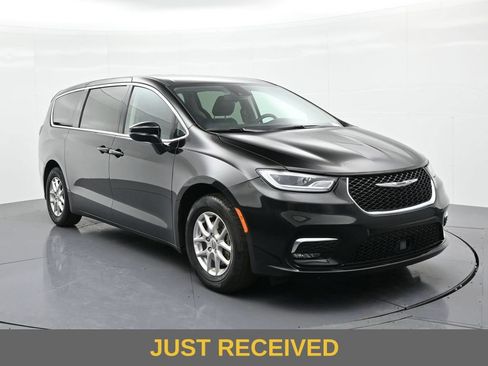 Used 2024 Chrysler Pacifica Touring-L FWD image 4