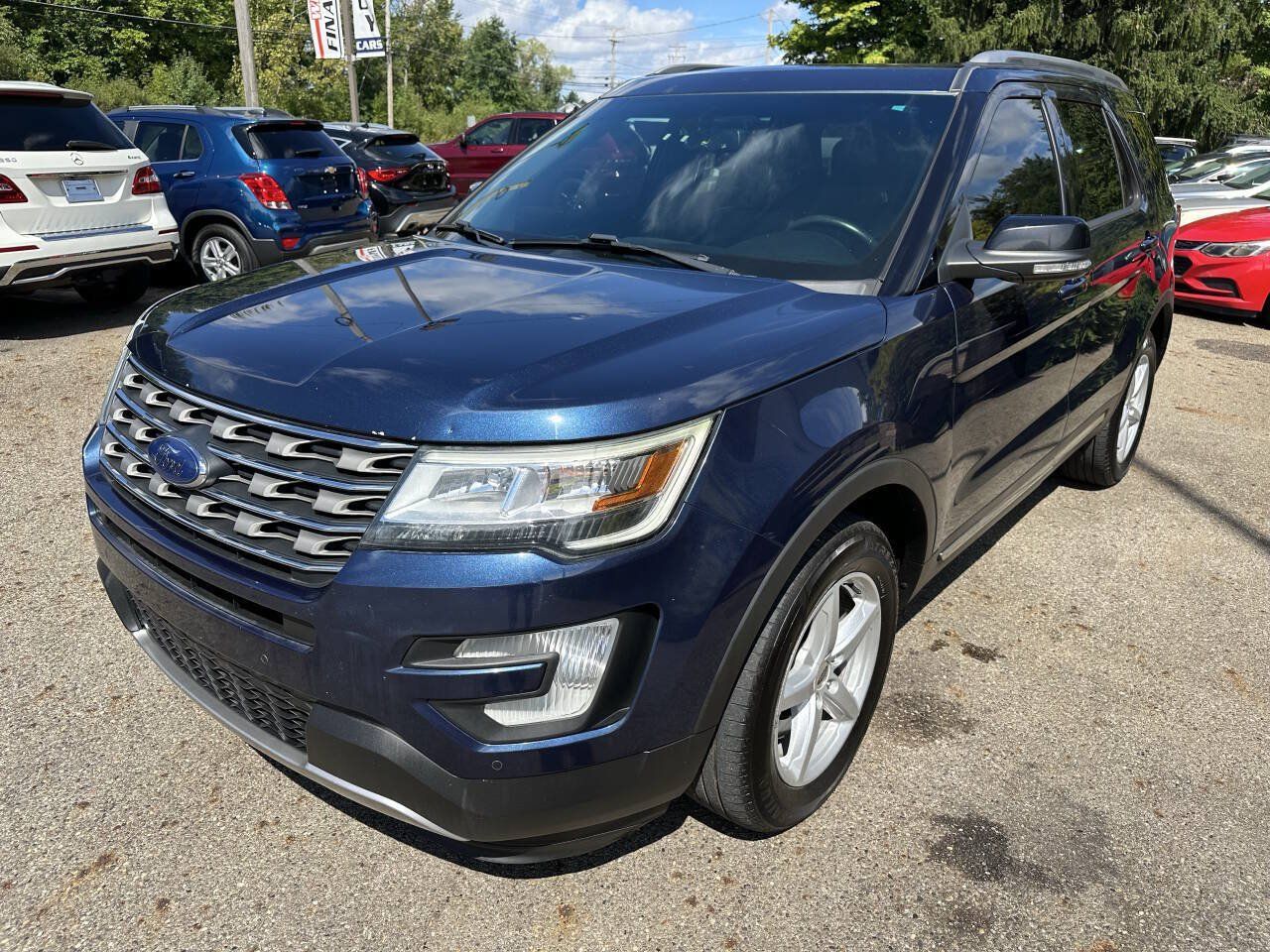 Used 2016 Ford Explorer XLT w/ Equipment Group 202A AWD/4WD image 2