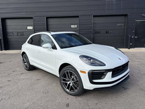 Used 2026 Porsche Macan AWD/4WD image 12