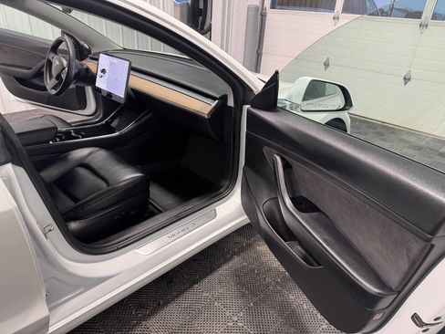Used 2020 Tesla Model 3 Standard Range Plus image 16