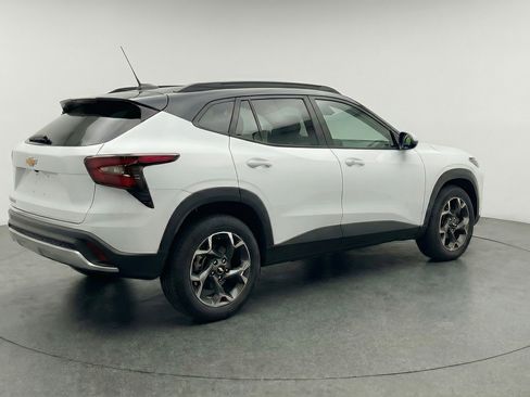 Used 2025 Chevrolet Trax LT w/ LT Convenience Package image 9