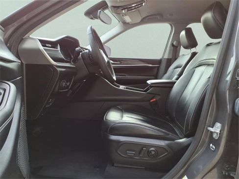 Used 2023 Jeep Grand Cherokee Limited image 13