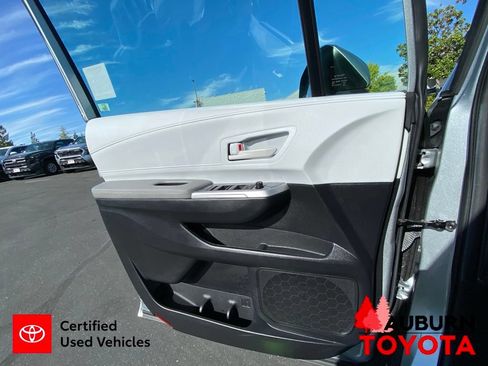 Certified 2025 Toyota Sienna LE FWD image 35
