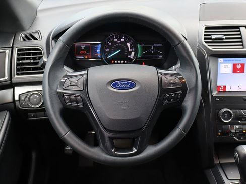 Used 2019 Ford Explorer XLT w/ Equipment Group 202A AWD/4WD image 17