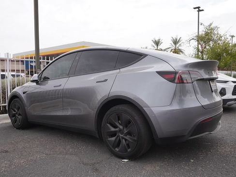 Used 2024 Tesla Model Y Long Range AWD/4WD image 3