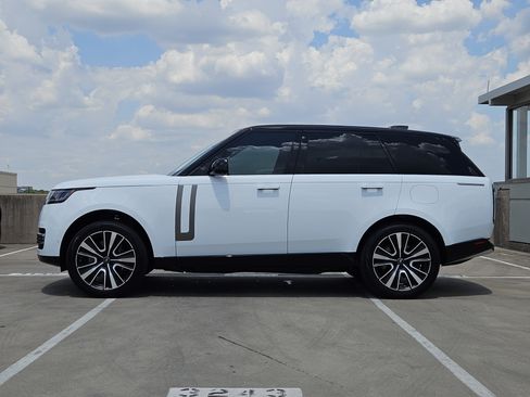 Used 2025 Land Rover Range Rover SE AWD/4WD image 2