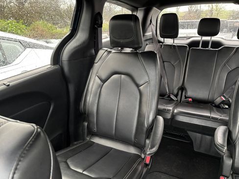 Used 2025 Chrysler Pacifica Select FWD image 40