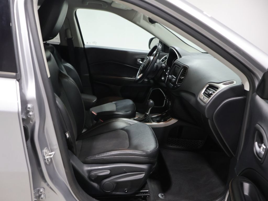 Used 2018 Jeep Compass Latitude AWD/4WD image 23