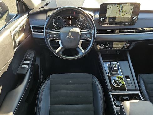 Used 2024 Mitsubishi Outlander SE image 13