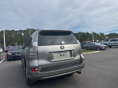 Used 2022 Lexus GX 460 image 3