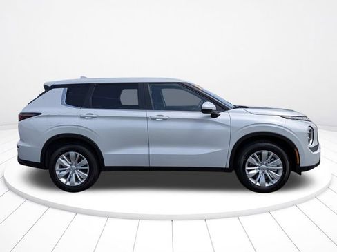 New 2026 Mitsubishi Outlander ES FWD image 2