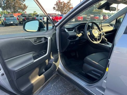 Used 2022 Toyota RAV4 LE AWD/4WD image 4