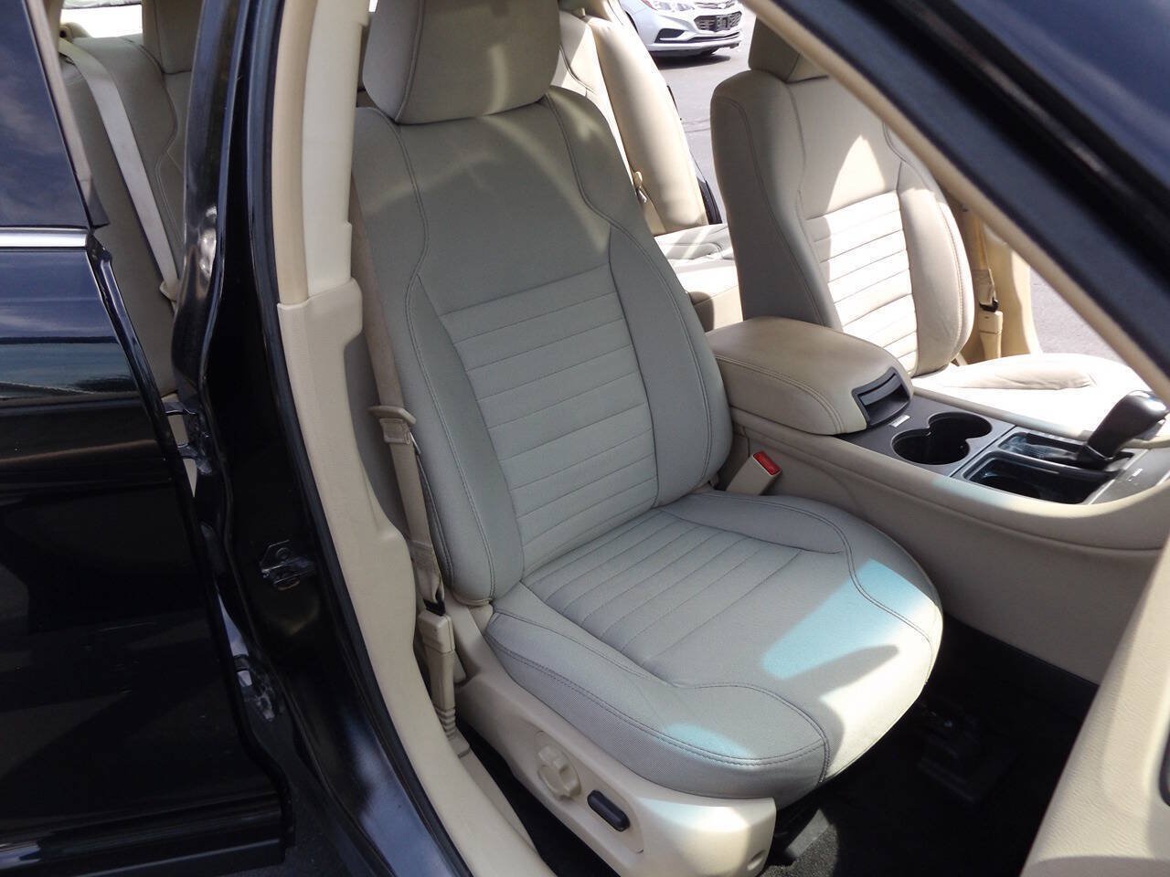 Used 2017 Ford Taurus SE FWD image 22