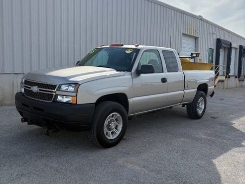 Used 2005 Chevrolet Silverado 2500 W/T w/ Snow Plow Prep Package image 3