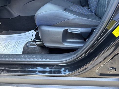 Used 2022 Toyota C-HR XLE image 22